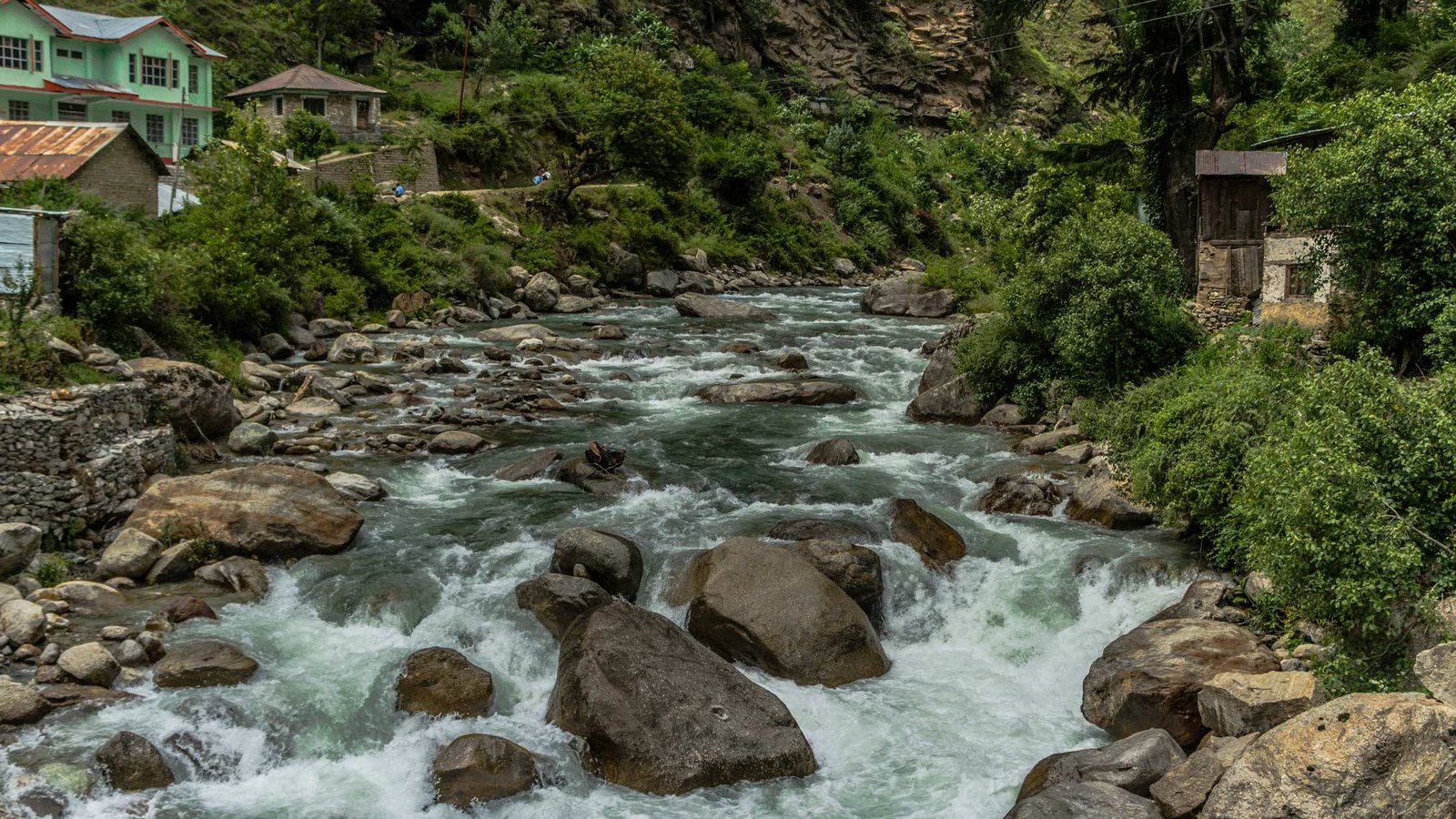 You are currently viewing 10 Best Places to Visit in Jibhi in April: Waterfalls, Meadows & Hidden Villages