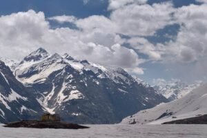 Read more about the article Rohtang Pass in September 2026: Weather, Snow, Permit, Road Status and Local Travel Tips