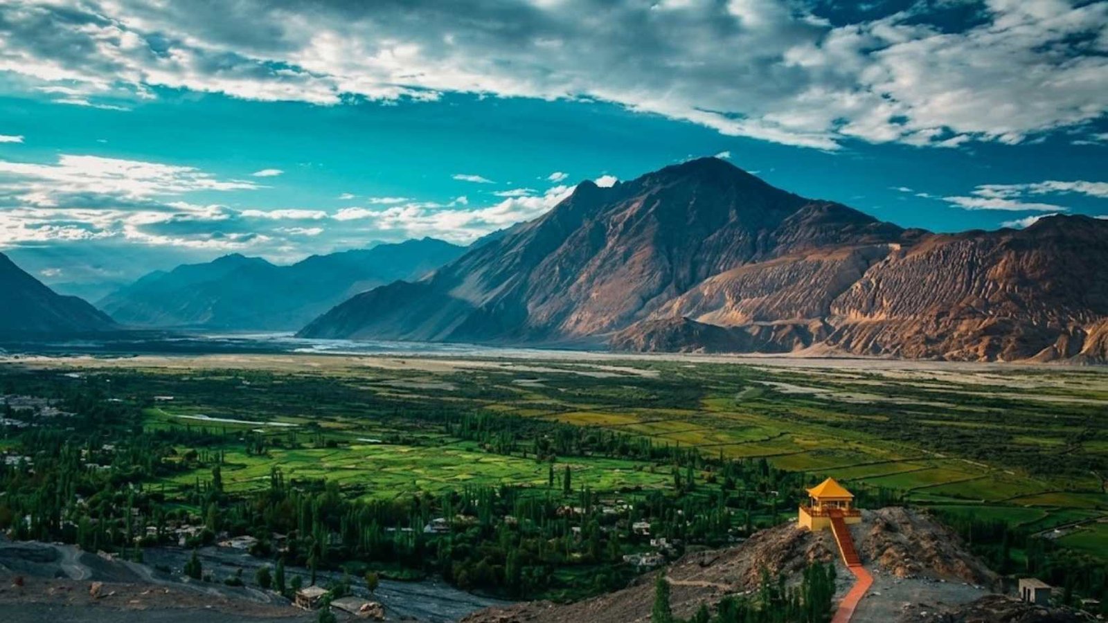 You are currently viewing Leh Ladakh in Autumn 2026: September vs October Weather, Roads & Travel Tips
