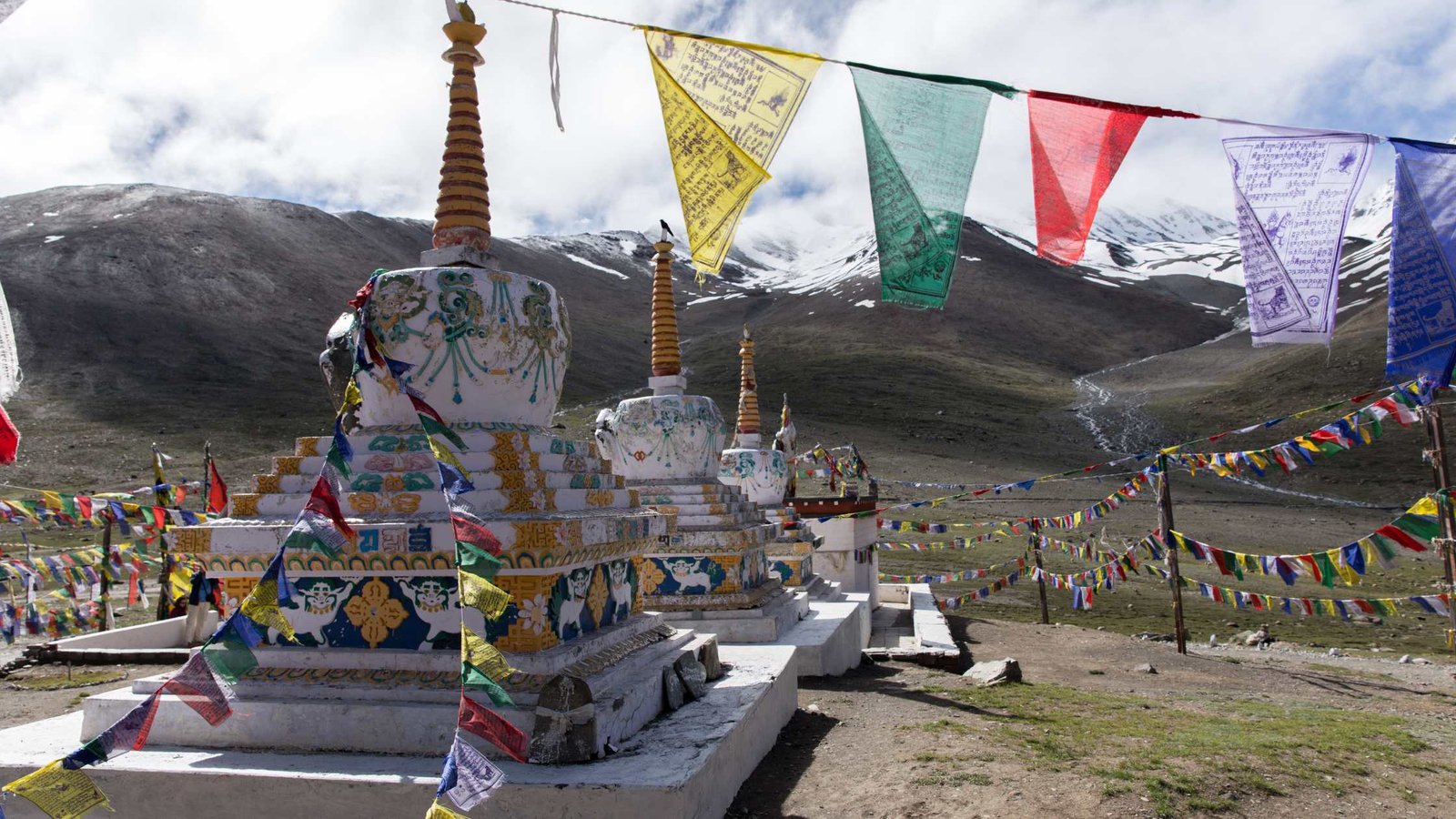 Kunzum Pass surrounded by dramatic Himalayan mountains and peaceful Spiti Valley views