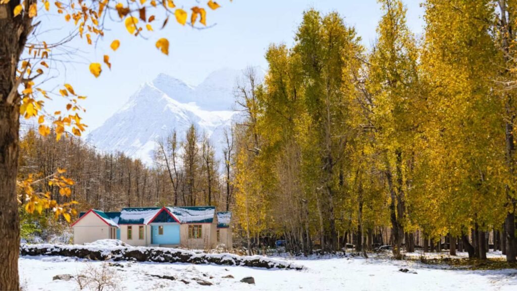 Sissu Valley covered in beautiful autumn colours near Manali