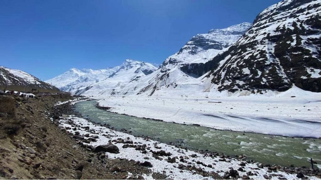 Snow-covered mountains surrounding Sissu in winter