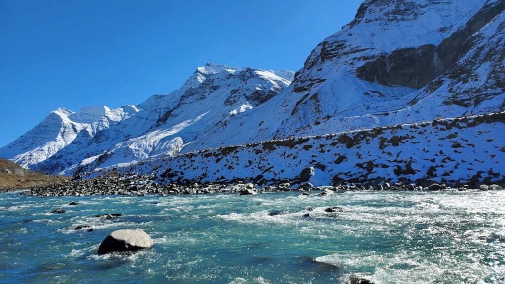 Winter adventure in Sissu near Manali beyond the Atal Tunnel