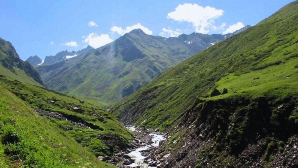 What Most Tourists Get Wrong About Jibhi in November