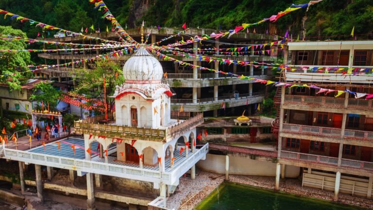 Scenic view of Manikaran Sahib Gurudwara near Kasol